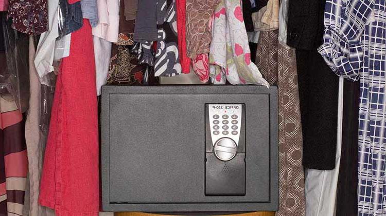 衣柜里挂着的衣服中间放着一个装有私人财产的pp王者电子官网箱
